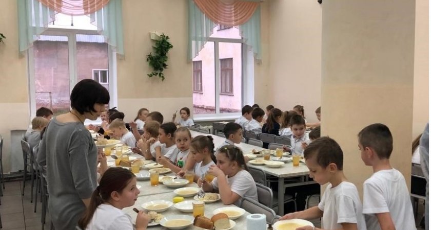 "Одни каши и запеканки": кировчане жалуются на меню школьников