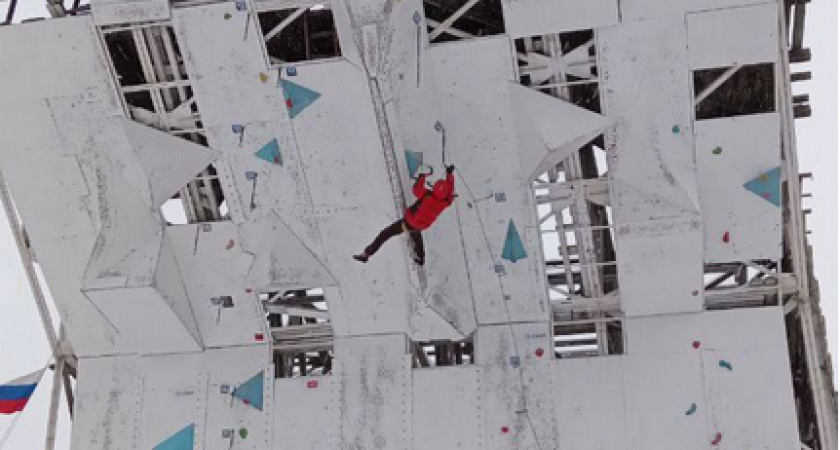 В Кирове открыли соревнования по ледолазанию