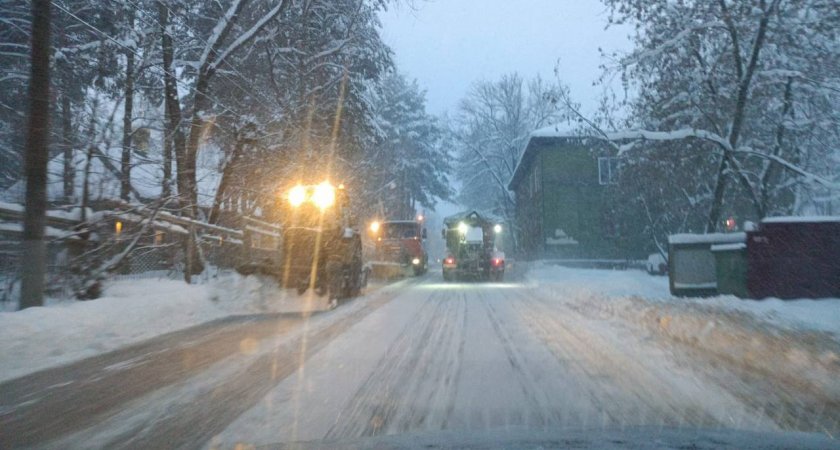 Во время снегопадов на дорогах Кирова будут дежурить тягачи