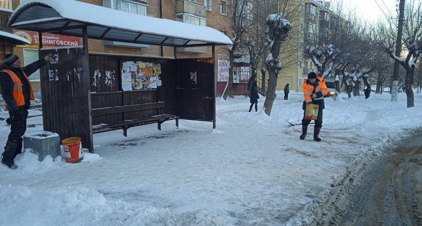 На дороги Кирова высыпали 300 тонн песко-соляной смеси