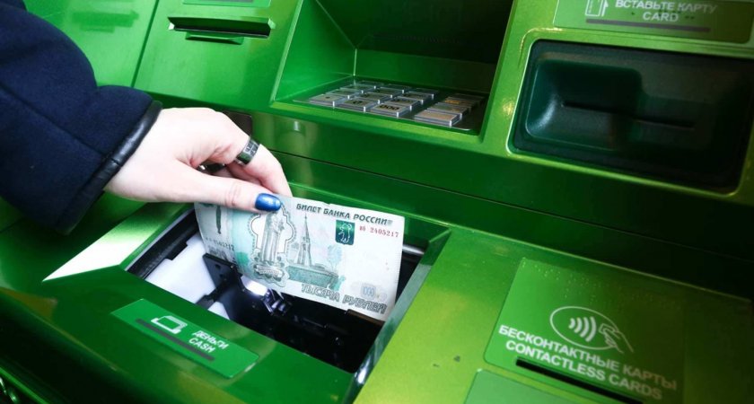В банкоматах Сбера можно бесплатно вносить наличные на карты других банков