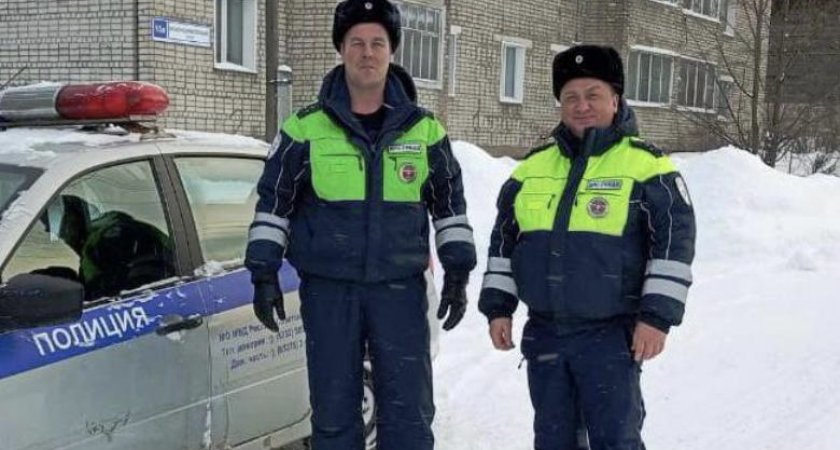 В Кировской области инспекторы ДПС вытащили из кювета легковушку