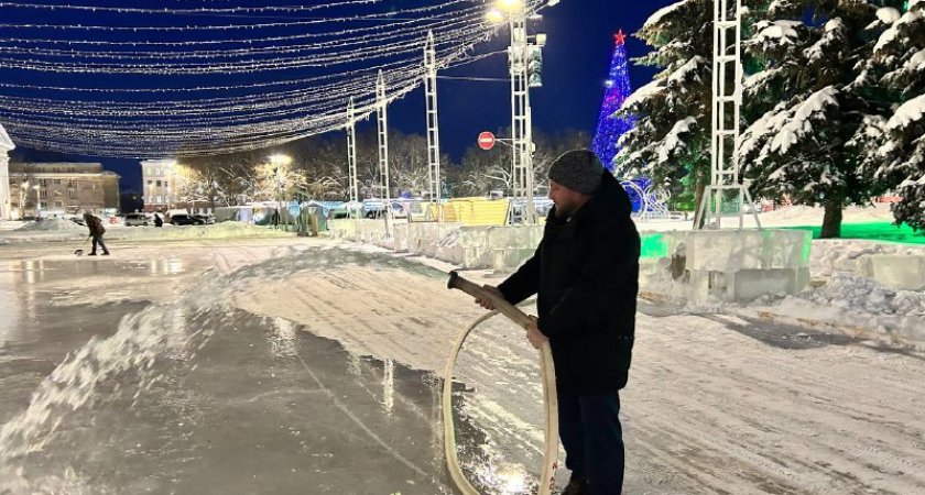 Глава администрации города Кирова залил каток на Театралке