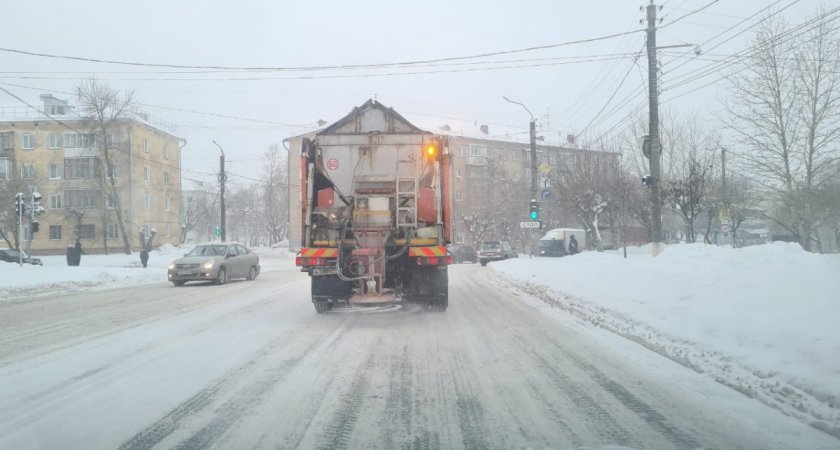 Коммунальщикам в Кирове запретили складировать снег на перекрестках
