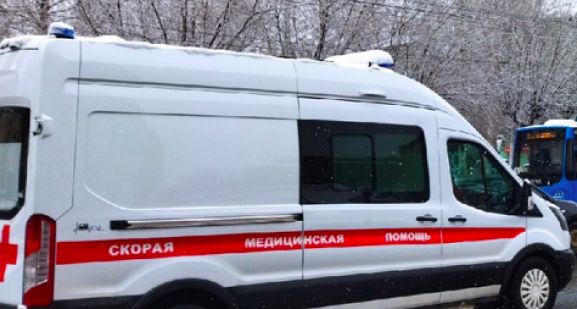 В Кировской области в легковушку, которая выбиралась из кювета, въехал грузовик