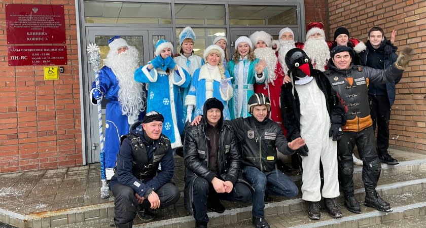 Кировские байкеры поздравили маленьких пациентов с приближающимся Новым годом