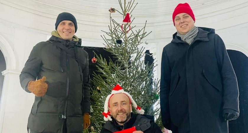 Кировские активисты установили в ротонде новогоднюю елку