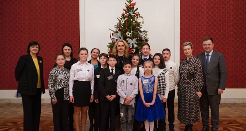 Кировские сироты съездили на елку в Москву