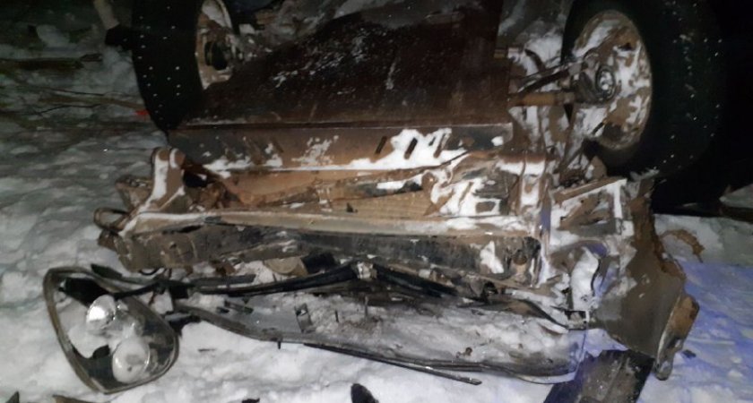 В Кировской области на трассе погибли два молодых человека