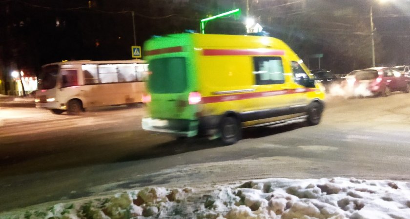 В Кирово-Чепецке в десятках метров от входа в ЦРБ обнаружено тело мужчины