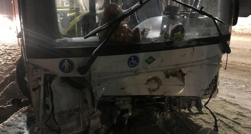 В Кирове столкнулись "Мерседес" и пассажирский автобус: есть пострадавшие