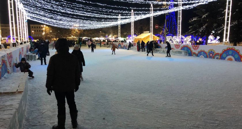 После многочисленных жалоб кировчан каток на Театральной площади почистили