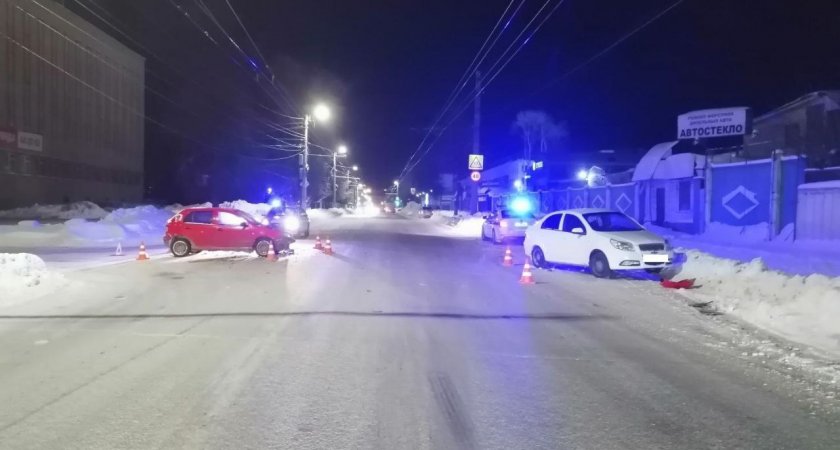 В центре Кирова столкнулись иномарки: пострадали четыре человека 