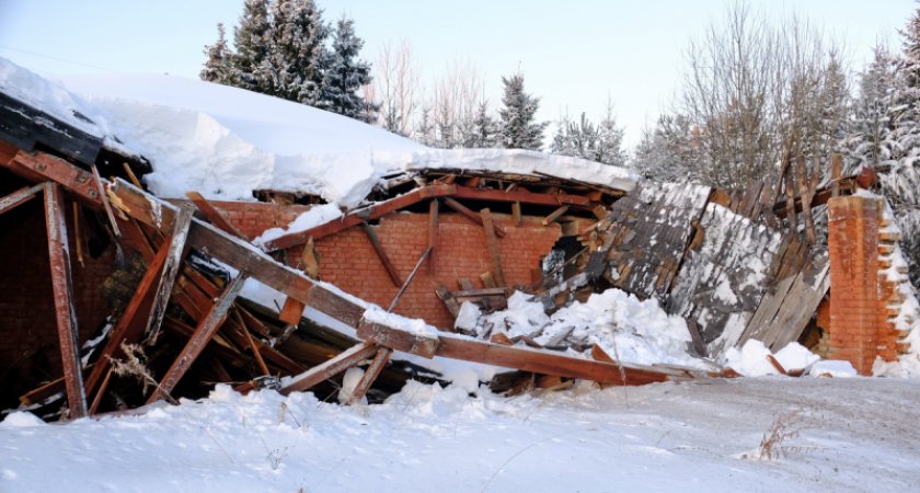 Лежали 4 часа на морозе: появились подробности обрушения крыши в Кировской области