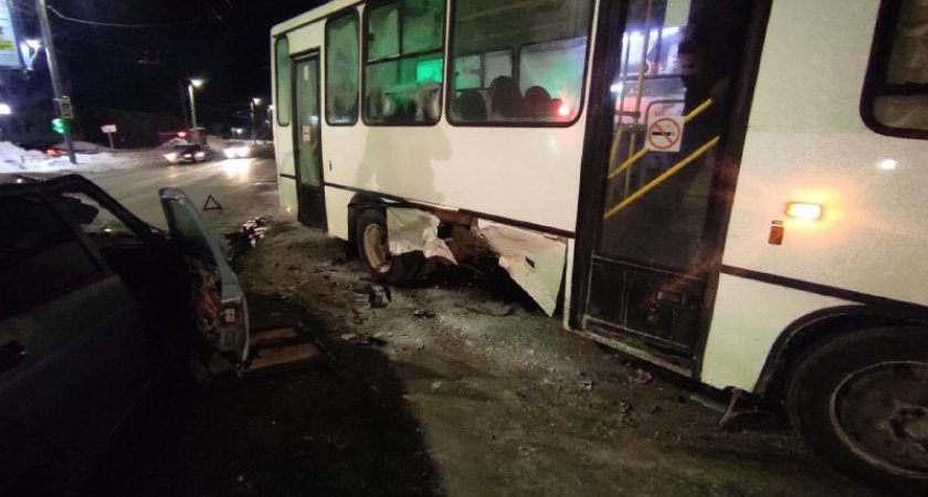 В Кирове столкнулись пазик и ВАЗ: есть пострадавшие