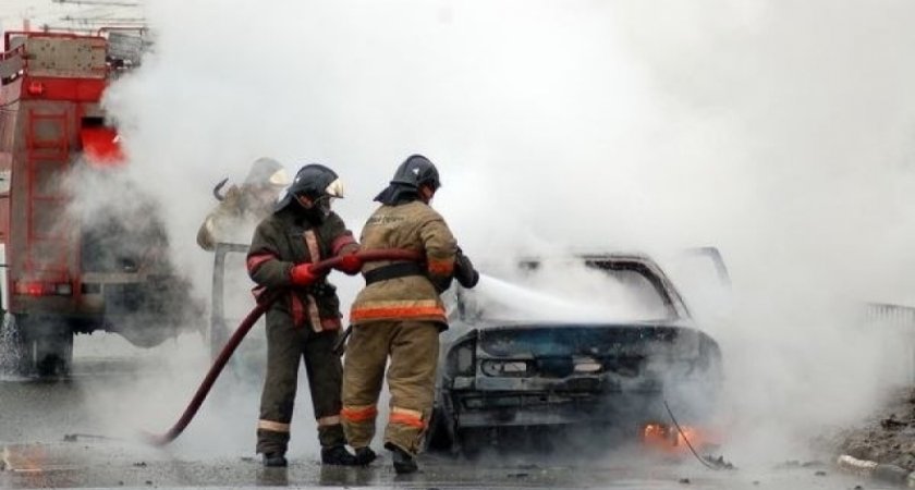 В Кирове огонь уничтожил Renault Duster