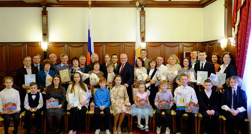 Кировские семьи наградили памятным знаком "Семейная слава"