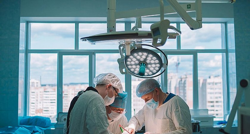 Кировские врачи удалили пациентке 18-сантиметровую опухоль 