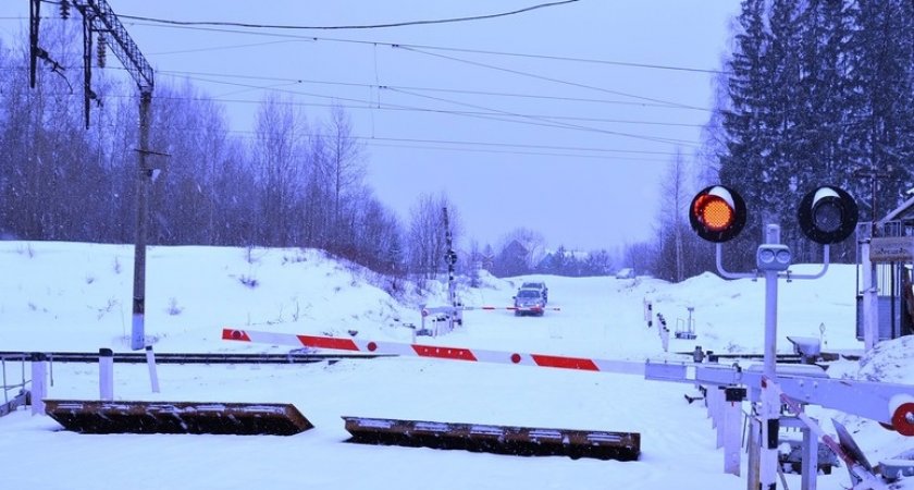 В Кировской области поезд уничтожил Lada Kalina: один человек погиб, трое пострадали