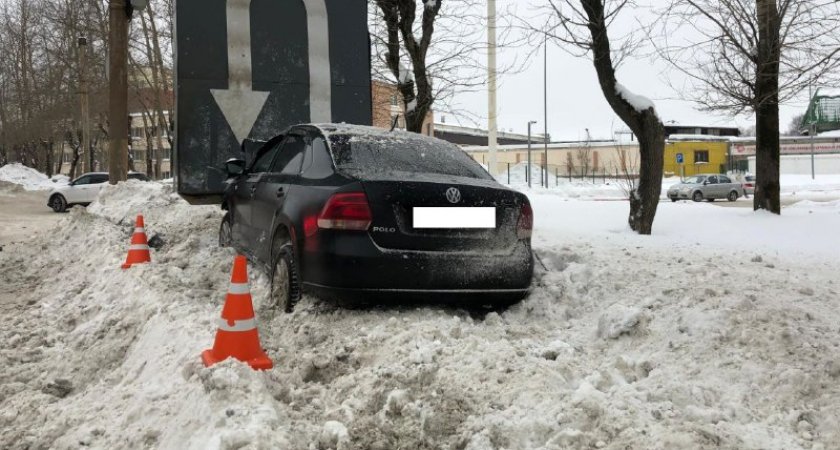 В Кирове водитель Volkswagen отказался от освидетельствования и врезался в рекламный щит