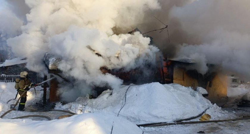 В Кирове горит жилой дом: на месте работают шесть пожарных экипажей