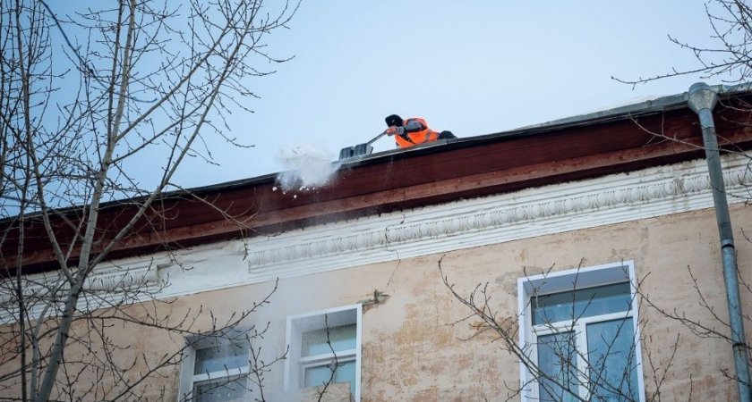 Из-за неочищенных крыш власти пригрозили кировским управляющим компаниям прокуратурой