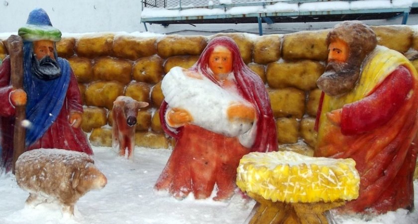 Рождественская композиция из снега появилась возле храма в Твери