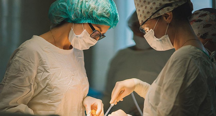 Кировские врачи удалили пациентке матку и достали 40-сантиметровую опухоль 
