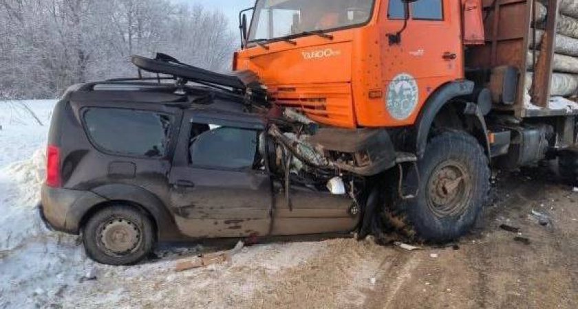 Лесовоз смял легковушку: на трассе в Кировской области погибли четыре человека