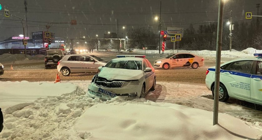 В Кирове машина ГИБДД попала в аварию