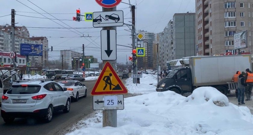 В Кирове на перекрестке улиц Риммы Юровской и Строителей вновь изменили работу светофора 