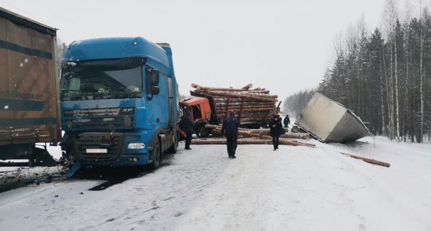 В Кировской области из-за столкновения четырех грузовиков закрыли федеральную трассу