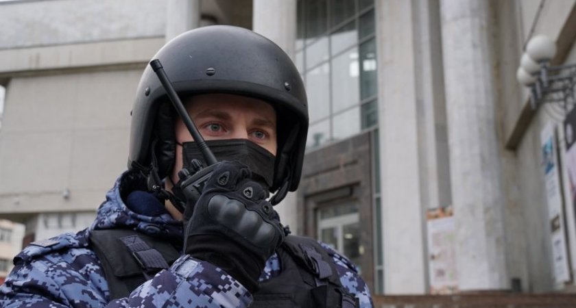 В Кирове Росгвардейцы задержали парня, который нервно выходил из лесополосы