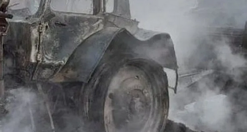 В Кировской области сгорел трактор-подборщик