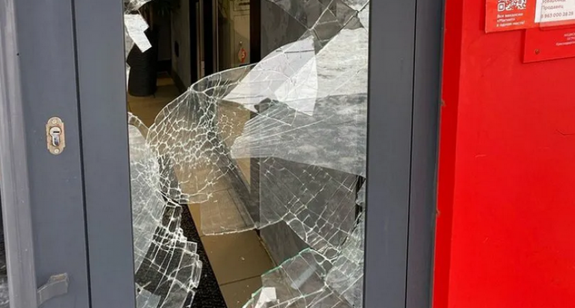 В Кирове неизвестный разбил стеклянную дверь кафе