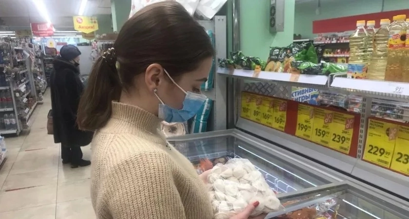 В магазинах Кировской области продавали сомнительные пельмени и сливочное масло 