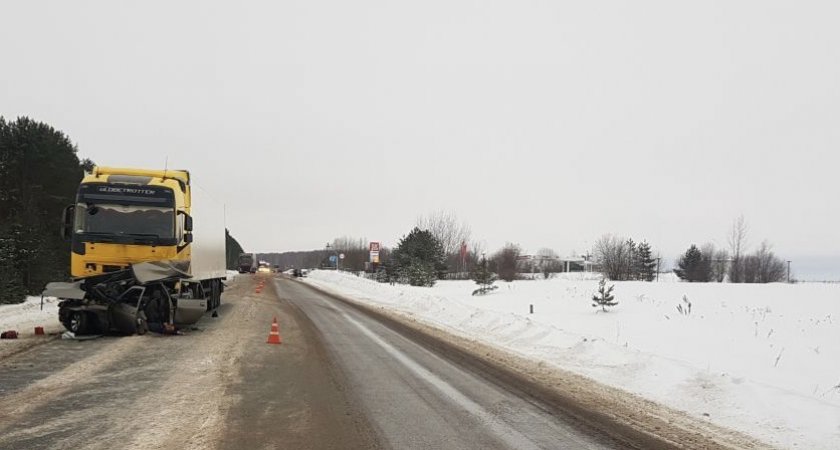В Кировской области столкнулись большегруз и легковушка: погибли двое молодых мужчин