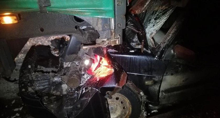 В Кировской области водитель ВАЗ врезался в грузовик: есть пострадавшие