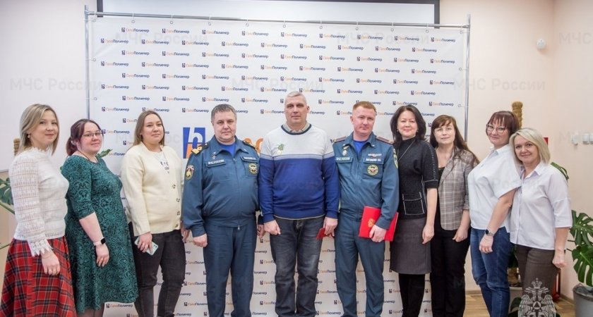  Двум жителям Кировской области вручили медали за спасение ребенка