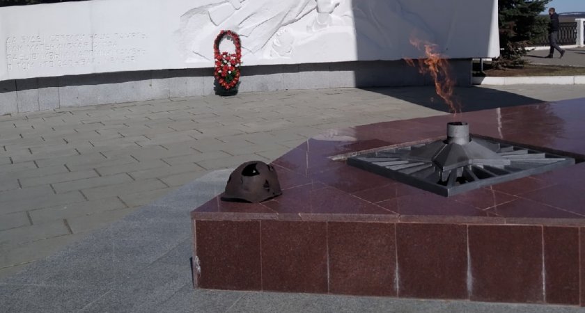 Кировская полиция установила личности подростков, прикуривших от Вечного огня