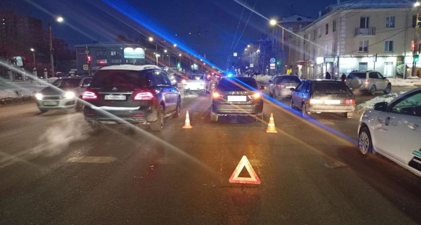 В центре Кирова столкнулись две машины: в числе пострадавших 4-летний малыш