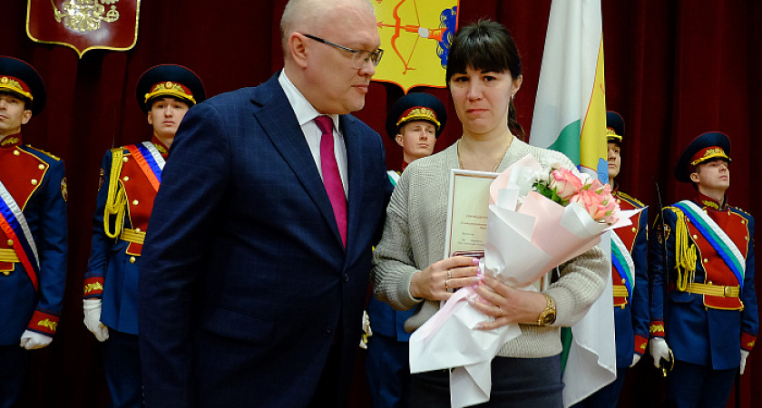 Александр Соколов вручил вдове погибшего солдата восстановленную медаль