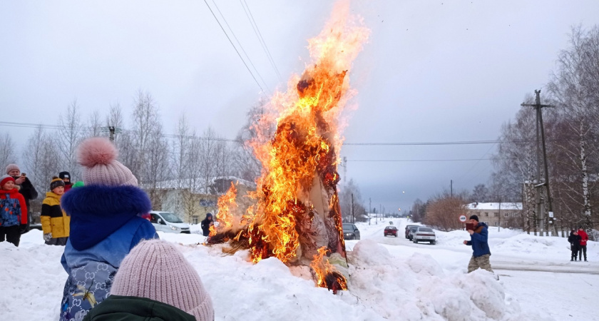 Сжигание чучела и дегустация блинов: фоторепортаж с гуляний в Кировской области