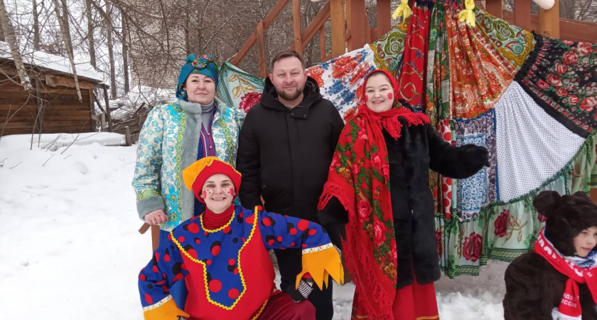 Глава администрации Кирова поздравил жителей с Масленицей и уехал в Москву