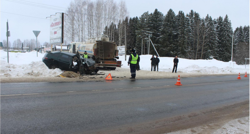 В Кировской области ВАЗ столкнулся с грузовиком: один человек погиб, трое пострадали