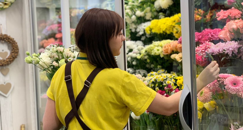 Девам выпишут премию, а Скорпионы проведут день лежа: гороскоп для дам на 8 марта