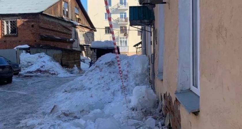 Глава СК РФ поставил на контроль проверку по факту падения снега на женщину в Кирове
