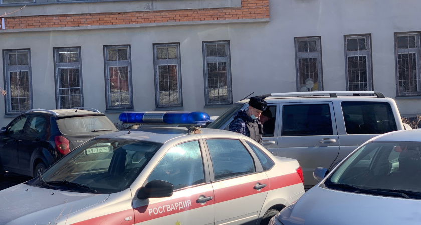 В кировском баре агрессивный посетитель разбил бутылку и поранил сотрудников
