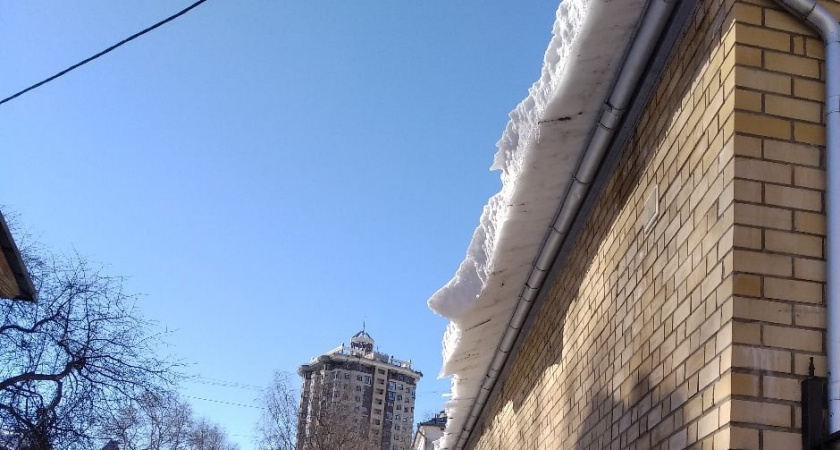 На Воровского, 89 кировчанка попала под сход снега и получила травму головы