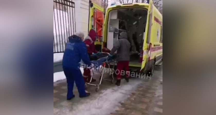 В Кирове женщина поскользнулась на обледеневшем тротуаре и сломала ногу